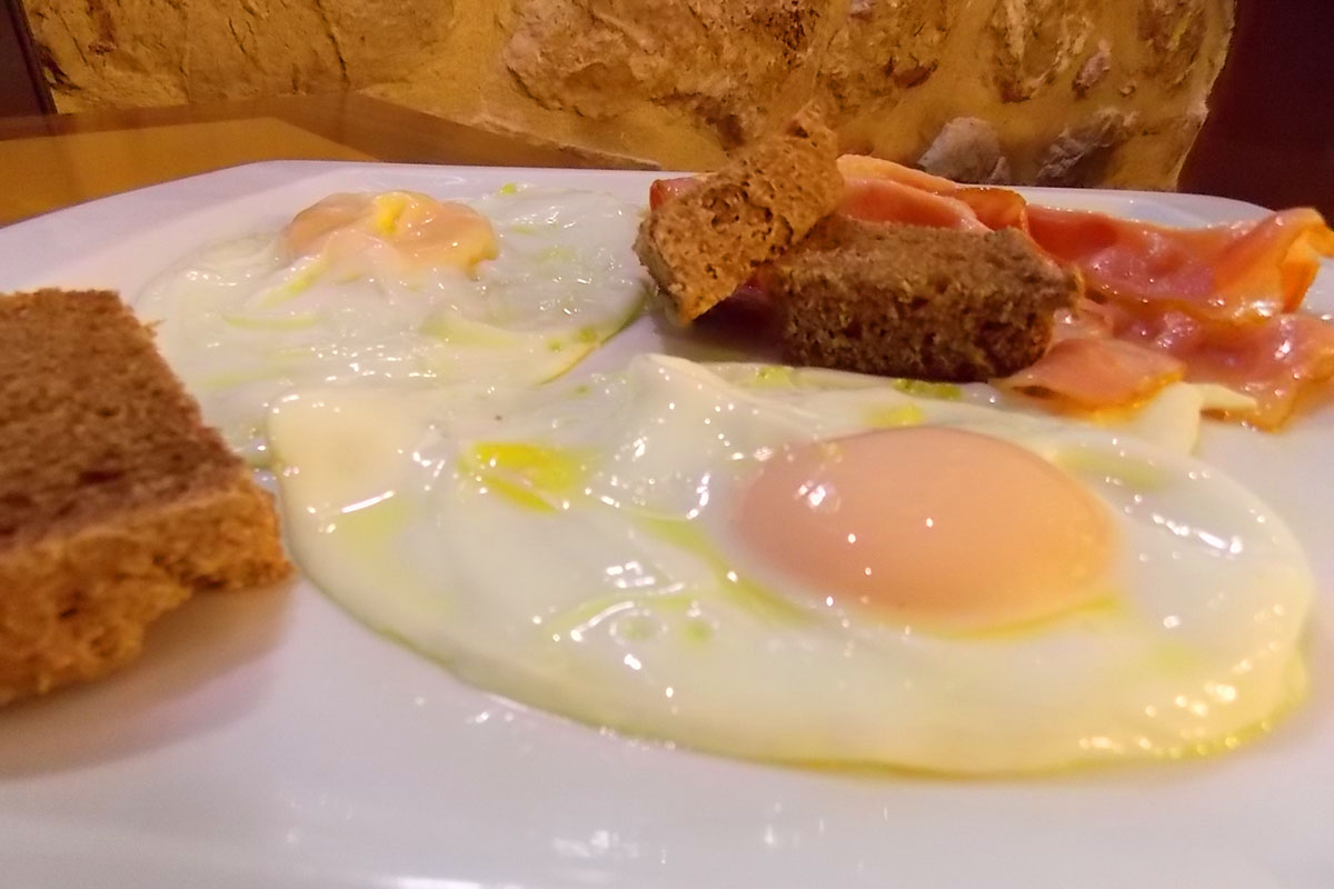 Breakfast at Aeolos apartments at Sifnos - bacon and eggs
